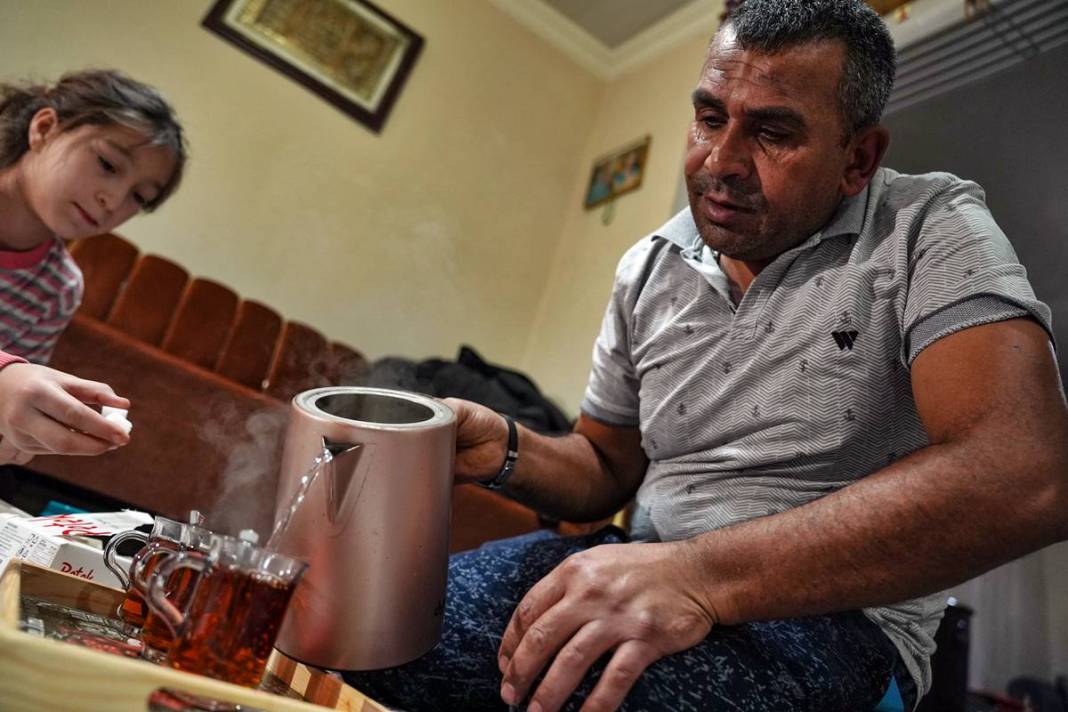 Çocuklarına hem baba, hem anne oldu: Duygulandıran videonun ardından dram çıktı! Evde yemek yapan baba beğeni topladı 7